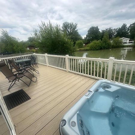 Luxury Lakeside Lodge L2 With Hot Tub Situated At Tattershall Lakes Country Park Buitenkant foto