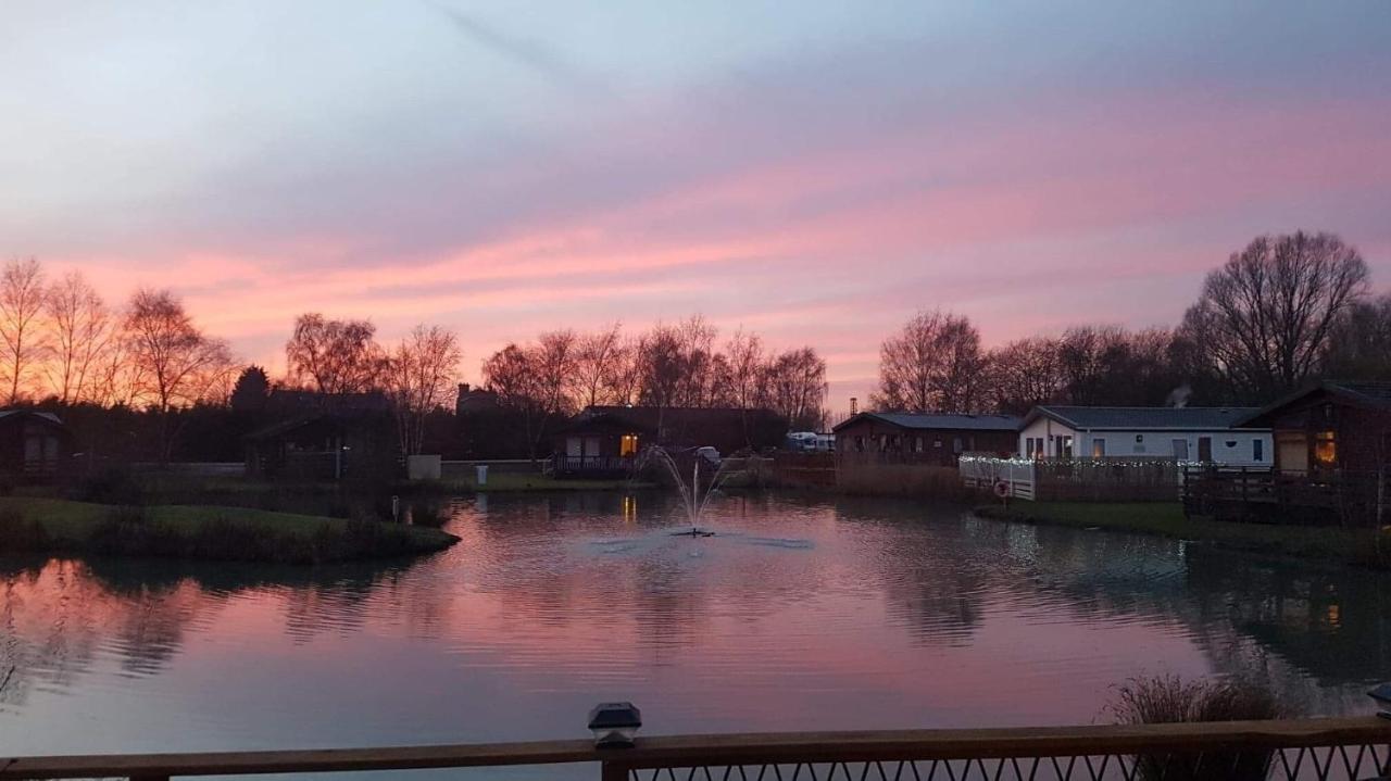 Luxury Lakeside Lodge L2 With Hot Tub Situated At Tattershall Lakes Country Park Buitenkant foto