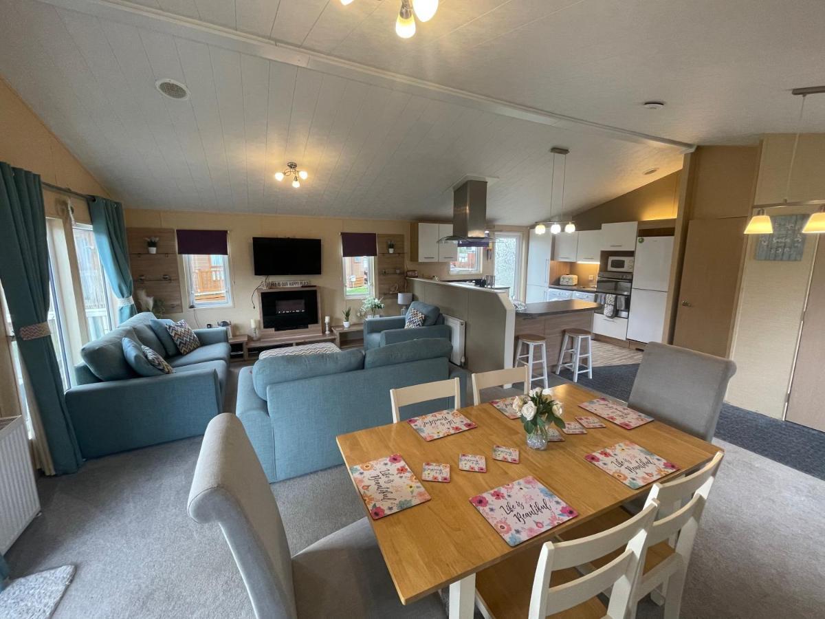 Luxury Lakeside Lodge L2 With Hot Tub Situated At Tattershall Lakes Country Park Buitenkant foto