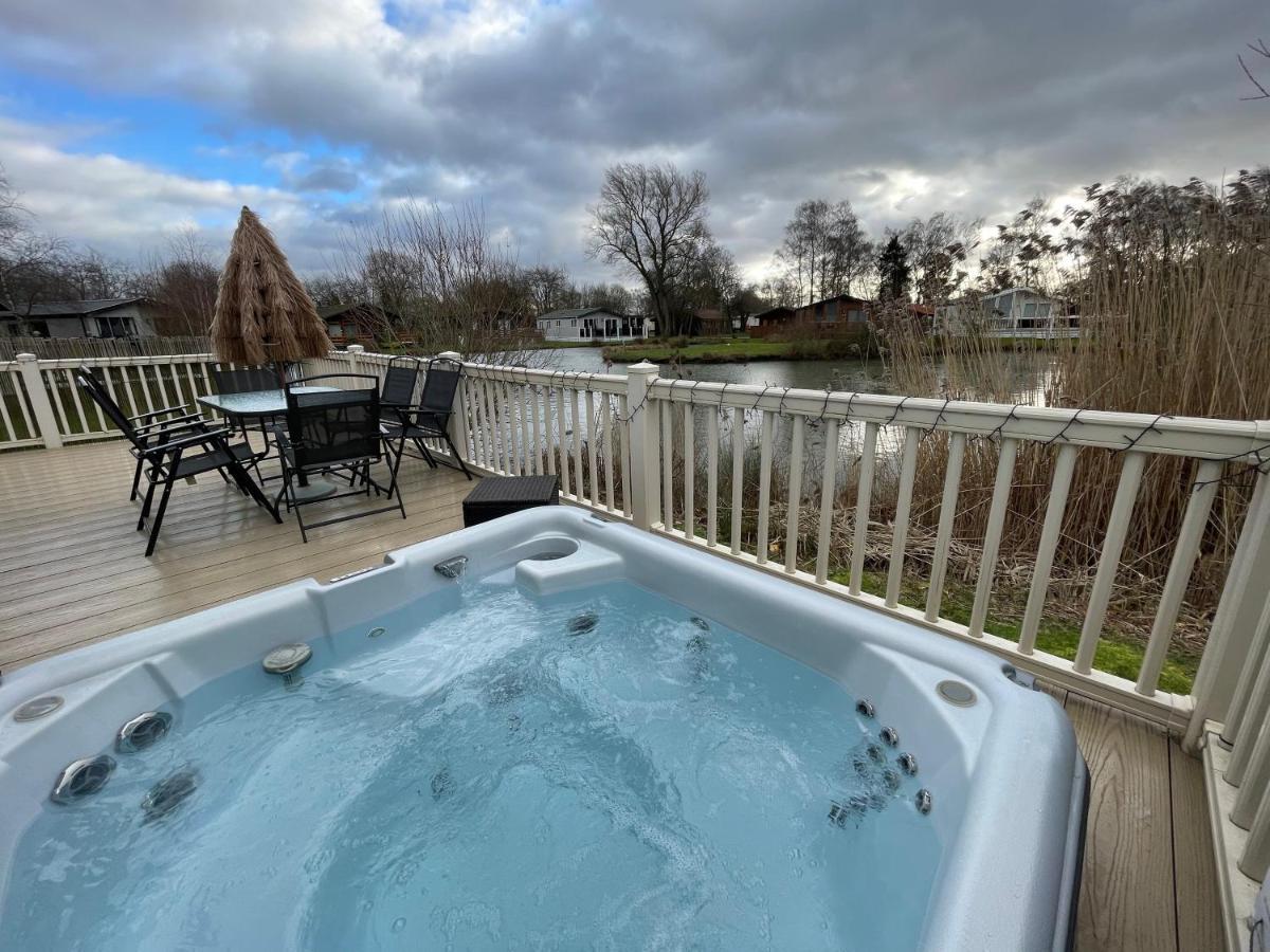 Luxury Lakeside Lodge L2 With Hot Tub Situated At Tattershall Lakes Country Park Buitenkant foto