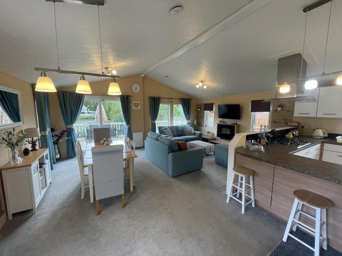 Luxury Lakeside Lodge L2 With Hot Tub Situated At Tattershall Lakes Country Park Buitenkant foto