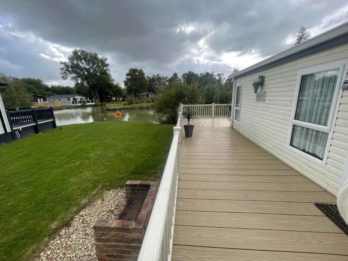 Luxury Lakeside Lodge L2 With Hot Tub Situated At Tattershall Lakes Country Park Buitenkant foto