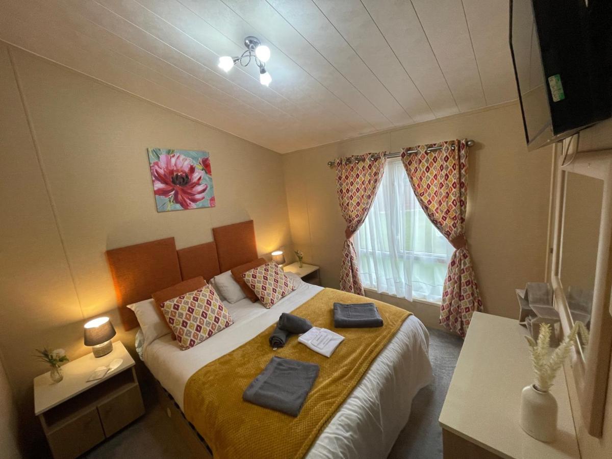 Luxury Lakeside Lodge L2 With Hot Tub Situated At Tattershall Lakes Country Park Buitenkant foto