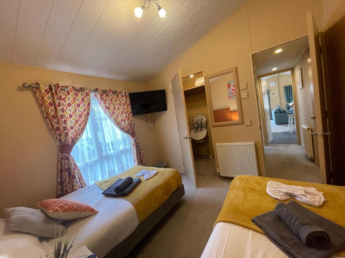 Luxury Lakeside Lodge L2 With Hot Tub Situated At Tattershall Lakes Country Park Buitenkant foto