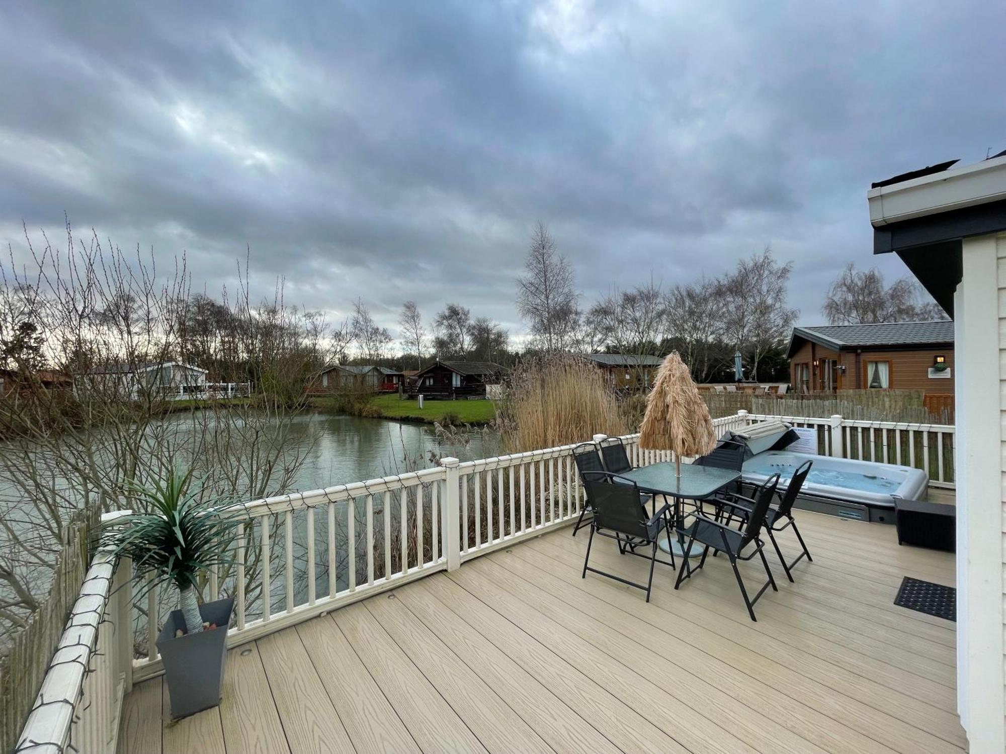 Luxury Lakeside Lodge L2 With Hot Tub Situated At Tattershall Lakes Country Park Buitenkant foto