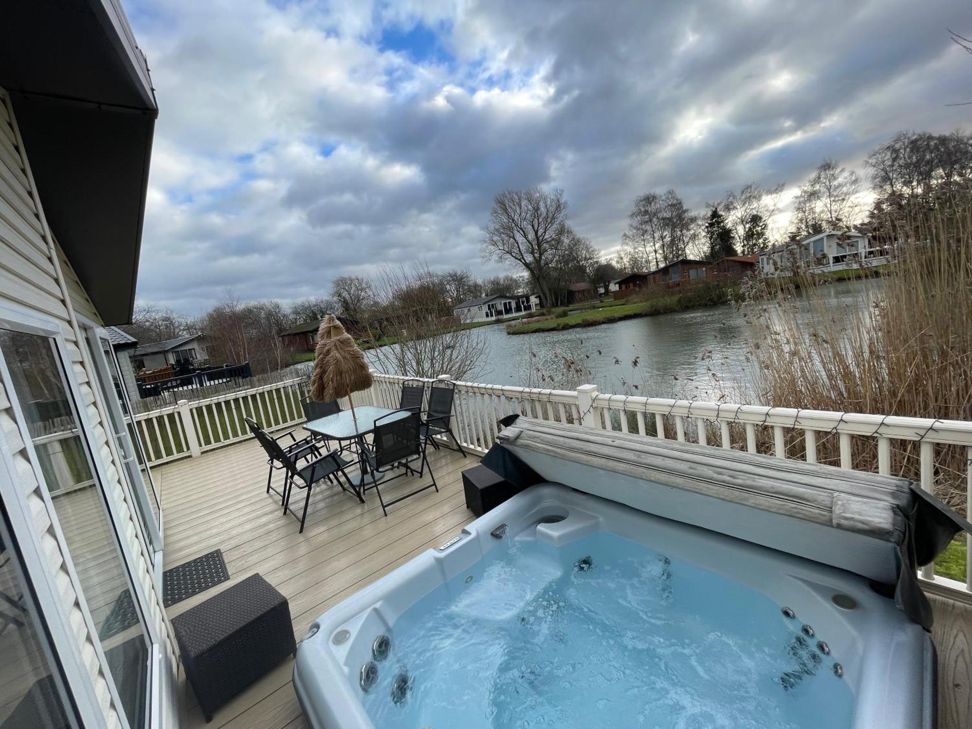 Luxury Lakeside Lodge L2 With Hot Tub Situated At Tattershall Lakes Country Park Buitenkant foto