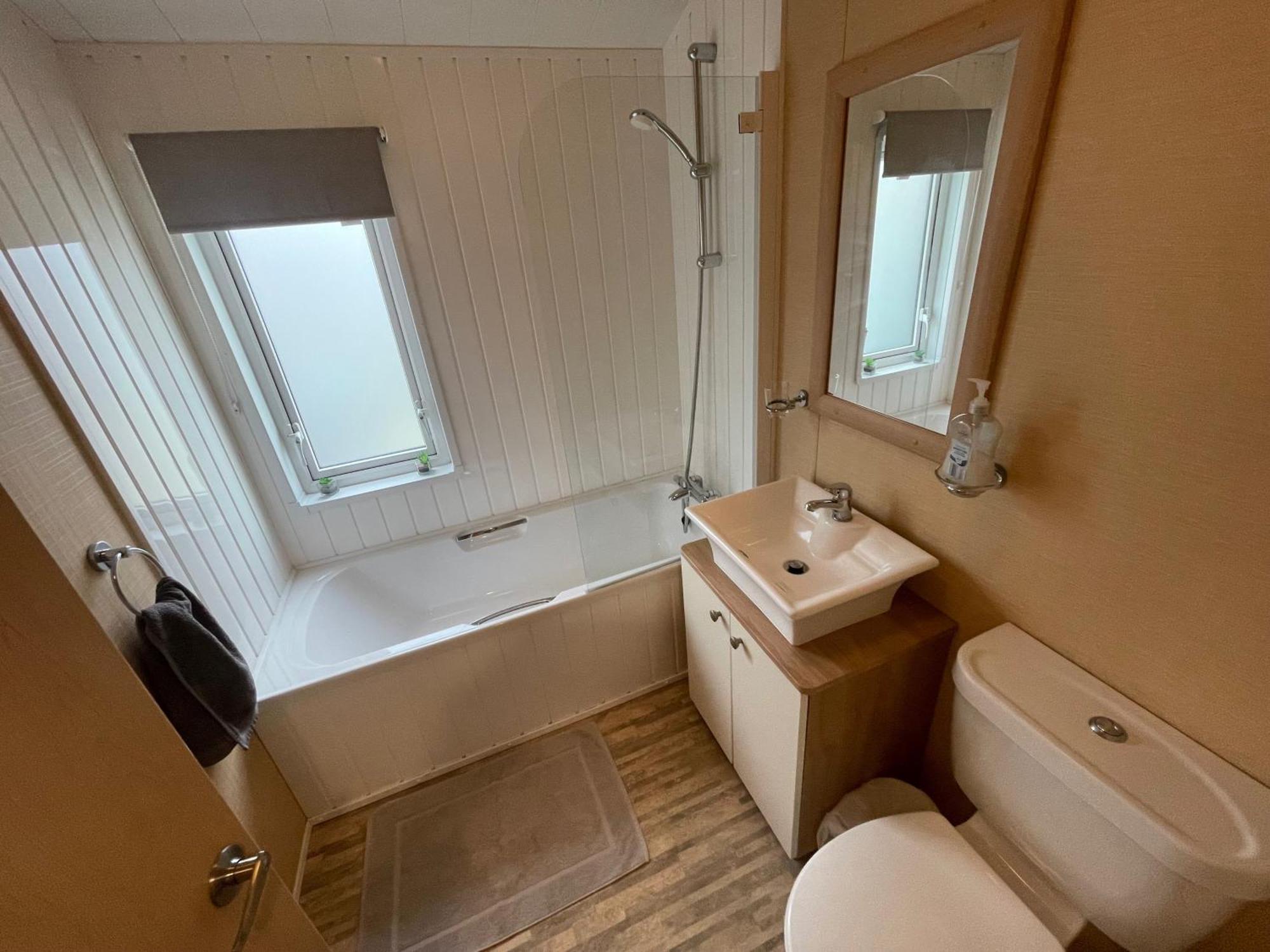 Luxury Lakeside Lodge L2 With Hot Tub Situated At Tattershall Lakes Country Park Buitenkant foto