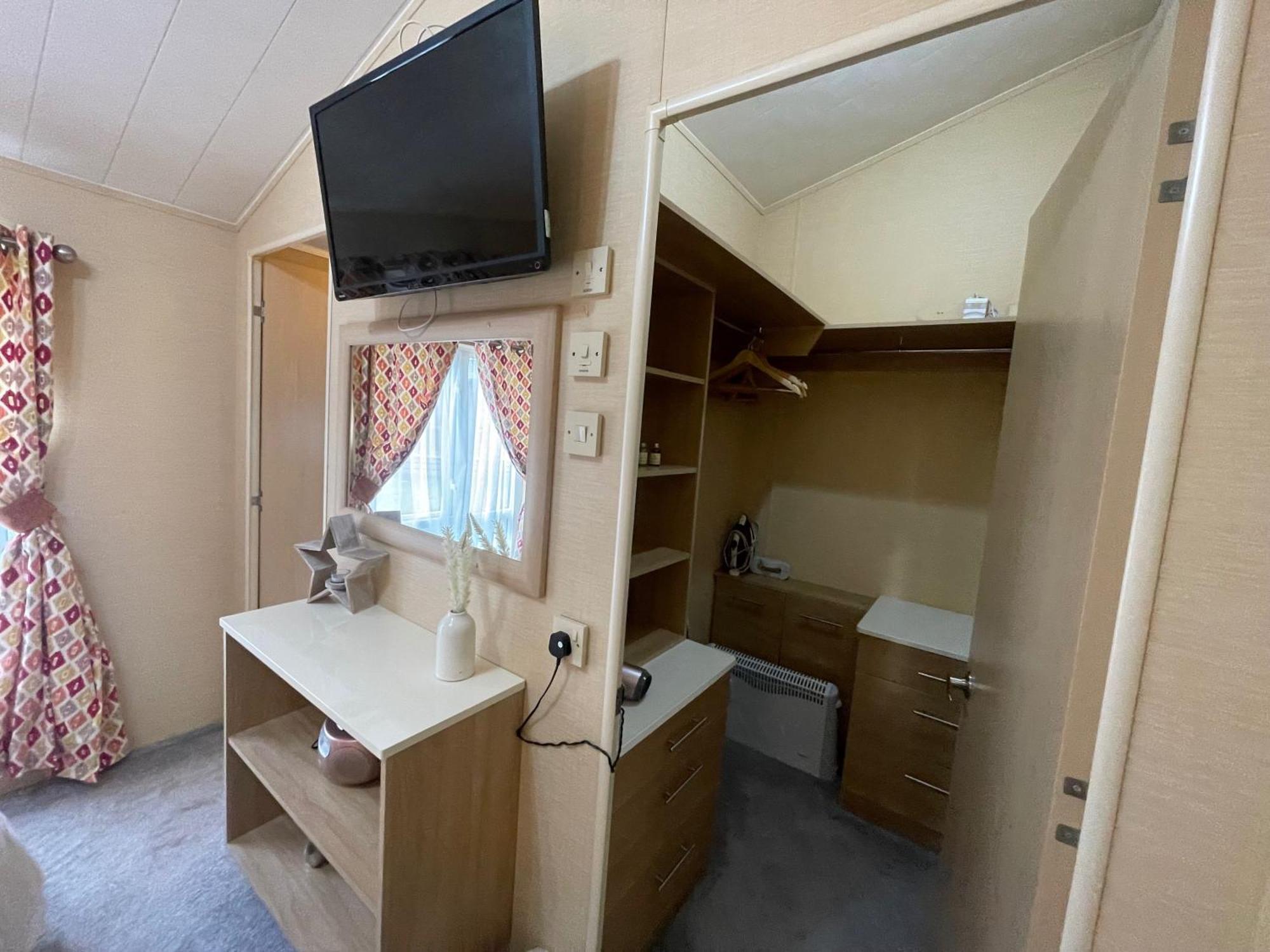 Luxury Lakeside Lodge L2 With Hot Tub Situated At Tattershall Lakes Country Park Buitenkant foto