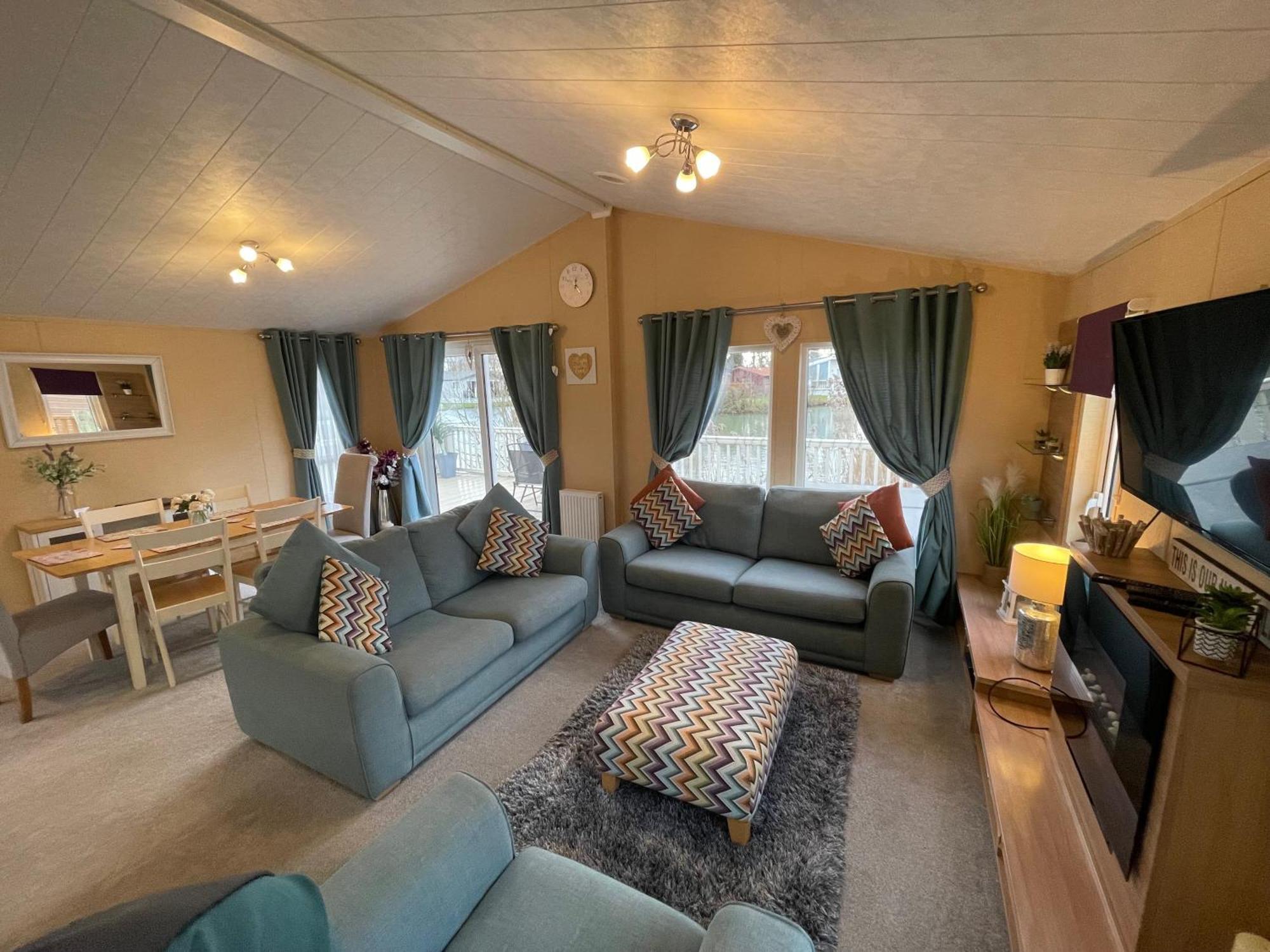 Luxury Lakeside Lodge L2 With Hot Tub Situated At Tattershall Lakes Country Park Buitenkant foto
