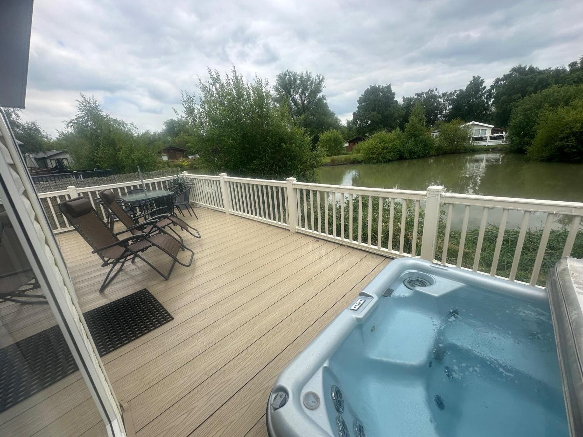 Luxury Lakeside Lodge L2 With Hot Tub Situated At Tattershall Lakes Country Park Buitenkant foto